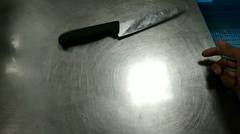 Cara melakukan trik keren pakai pisau