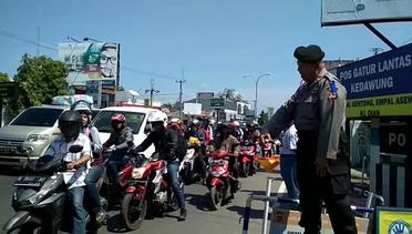 Hibur Pemudik, Polisi Ini Joget di Pantura Cirebon