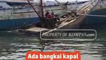 Bangkai Kapal Karam Bekas Terbakar Ganggu Aktivitas Pelabuhan Sunda Kelapa
