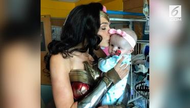 Gal Gadot Berkostum Wonder Woman Datangi RS Anak