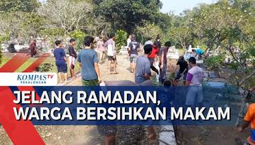 Warga Kelurahan Tambahrejo Bersih-bersih Kubur Menjelang Ramadan