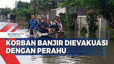 Korban Banjir Dievakuasi Dengan Perahu
