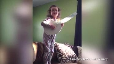 Penampilan anak perempuan berusia 6 tahun menyanyikan lagu Adele berjudul Hello