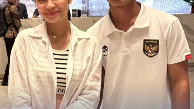 Momen Manis Liburan Romantis Azizah dan Arhan, Gandengan Terus!