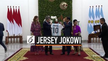 Jokowi Terima Jersey Bernomor 10 dari Presiden Argentina