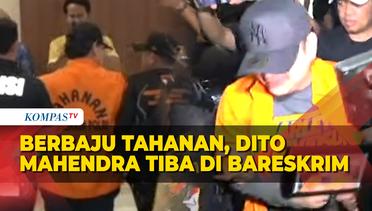 Detik-Detik Dito Mahendra Berbaju Tahanan Tiba di Bareskrim, Buronan Kasus Senpi Ilegal