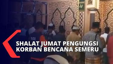 Sukarelawan dan Pengungsi Gelar Ibadah Salat Jumat di Masjid yang Selamat dari Bencana Gunung Semeru