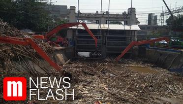 Penampakan Ratusan Ton Sampah Akibat Hujan di Jakarta dan Sekitarnya