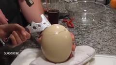 Wow, Video Memecahkan Telur Raksasa