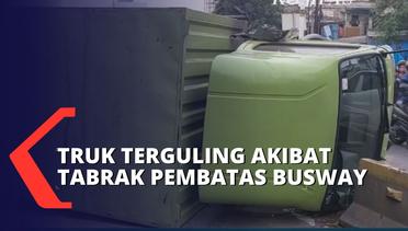 Truk Terguling Usai Tabrak Pembatas Bus Transjakarta di Jatinegara, Diduga Sopir Truk Mengantuk!