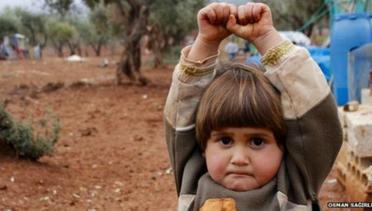 Kisah di Balik Foto 'Angkat Tangan' Bocah Suriah