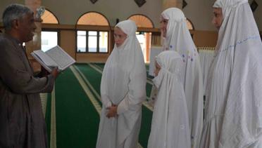Bule Jerman Bermukena dan Mempelajari Islam Indonesia