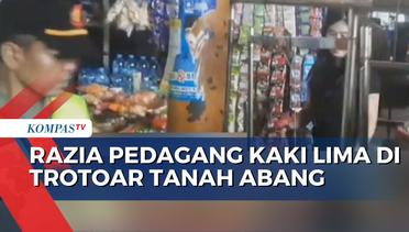 Pedagang Kaki Lima Panik saat Satpol PP Razia  di Trotoar Jalan Pasar Tanah Abang