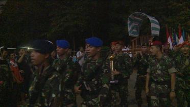 Rombongan TNI Membawa Trofi PJS ke Dalam Stadion