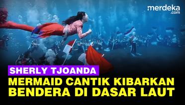 Aksi Sherly Tjoanda Cosplay Putri Duyung Cantik Menyelam Kibarkan Bendera di Dasar Laut