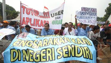 News Flash: Ribuan Sopir Taksi dan Bajaj Tuntut Tutup Angkutan Berbasis Online
