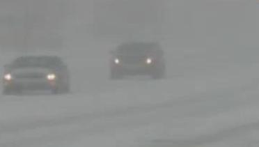 Mobil Sedan Terbakar hingga Hujan Salju Ganggu Amerika Serikat