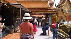 Mengelilingi Kuil Wat Phrathat Doi Suthep Di Chiang Mai