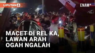 Macet di Perlintasan KA Kebayoran, Pengendara Lawan Arah Ogah Ngalah