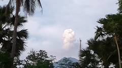 TERKINI: 17.12.2017 Gunung Agung Bali Sesekali Mengeluarkan Asap