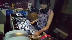 DJ Una scratching at Soundcheck