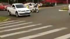 Kejar-kejaran pengendara motor vs mobil polisi!!!