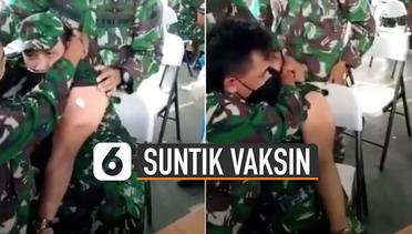 Kocak, Anggota TNI Menjerit Saat Diusap Kapas Sebelum Suntik Vaksin