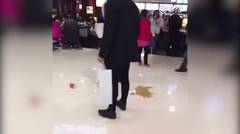 Cewek Suruh Pacar Guling guling di Mall