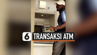 Hindari Terpapar Corona, Pria Gunakan Kayu Saat Bertransaksi di ATM