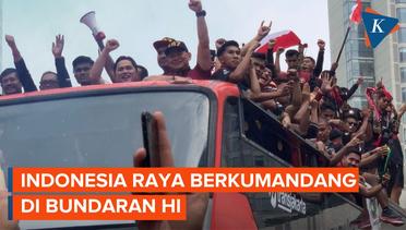 Momen Ribuan Warga Bernyanyi Indonesia Raya saat Sambut Arak-arakan Timnas di Bundaran HI