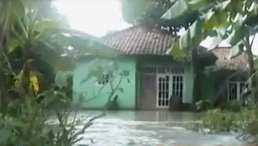 Banjir Karawang Rendam Rumah hingga Manfaat Makan dengan Tangan