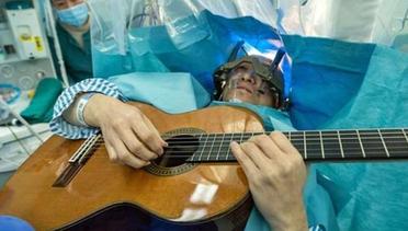 News Flash: Musisi Ini Terus Asik Bermain Gitar, Saat Jalani Operasi Otak
