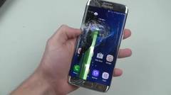 Menguji Samsung Galaxy S7 Dengan Pisau Dapur Dan Palu