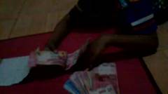 video Adelio menghitung uang Banyak 23 Juli 2017