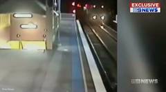 Dari rekaman CCTV tersebut terlihat seorang nyaris tertabrak kereta karena mengambil jalan pintas dengan cara melintasi jalur di sebuah stasiun