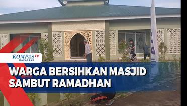 Warga Bersihkan Masjid Sambut Ramadha