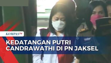 Hadapi Tuntutan Jaksa, Putri Candrawathi Tiba di PN Jaksel Kenakan Kemeja Putih dan Rambut Terurai