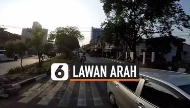 Jangan Ditiru, Pesepeda Nekat Lawan Arah di Jalan Raya