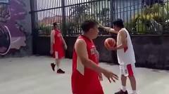 AHOK VS DJAROT ! Aksi kocak AHOK & DJAROT bermain basket bareng artis..