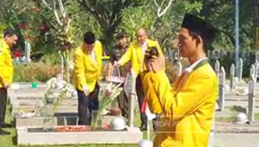 Momen Airlangga Tabur Bunga di Makam BJ Habibie
