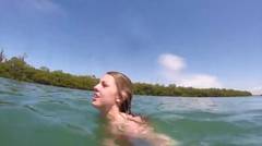 Gadis Ini Panik Berenang Bersama Dugong