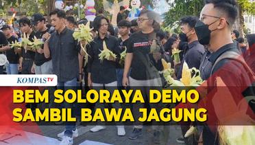 Aksi BEM Soloraya Demo sambil Bawa Jagung di Depan Kantor Gibran