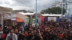 ratusan fans iwan fals menyanyikan lagu INDONESIA RAYA