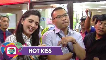 Hot Kiss - SO SWEET!! Anang terus Temani Ashanty di Pengadilan