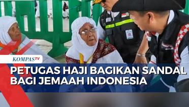 Hindari Dehidrasi saat Ibadah Haji, Petugas  Bagikan Sandal dan Minuman Bagi Jemaah Indonesia