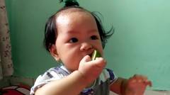 bayi jaman now makan jeruk nipis