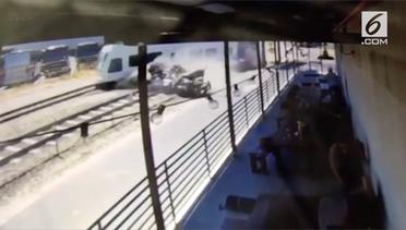 Mobil Terseret Usai ditabrak Kereta 