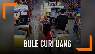 Bule Terekam CCTV Curi Uang di Supermarket
