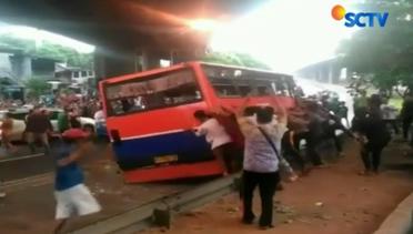 Sopir Metromini Kabur Usai Tabrak Pasutri di Grogol, Bus Rusak Diamuk Warga - Liputan 6 Pagi