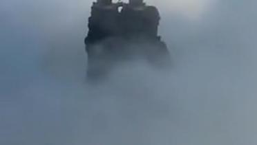 Mengintip Pemandangan Indah Lautan Awan di Atas Gunung Fanjing, China